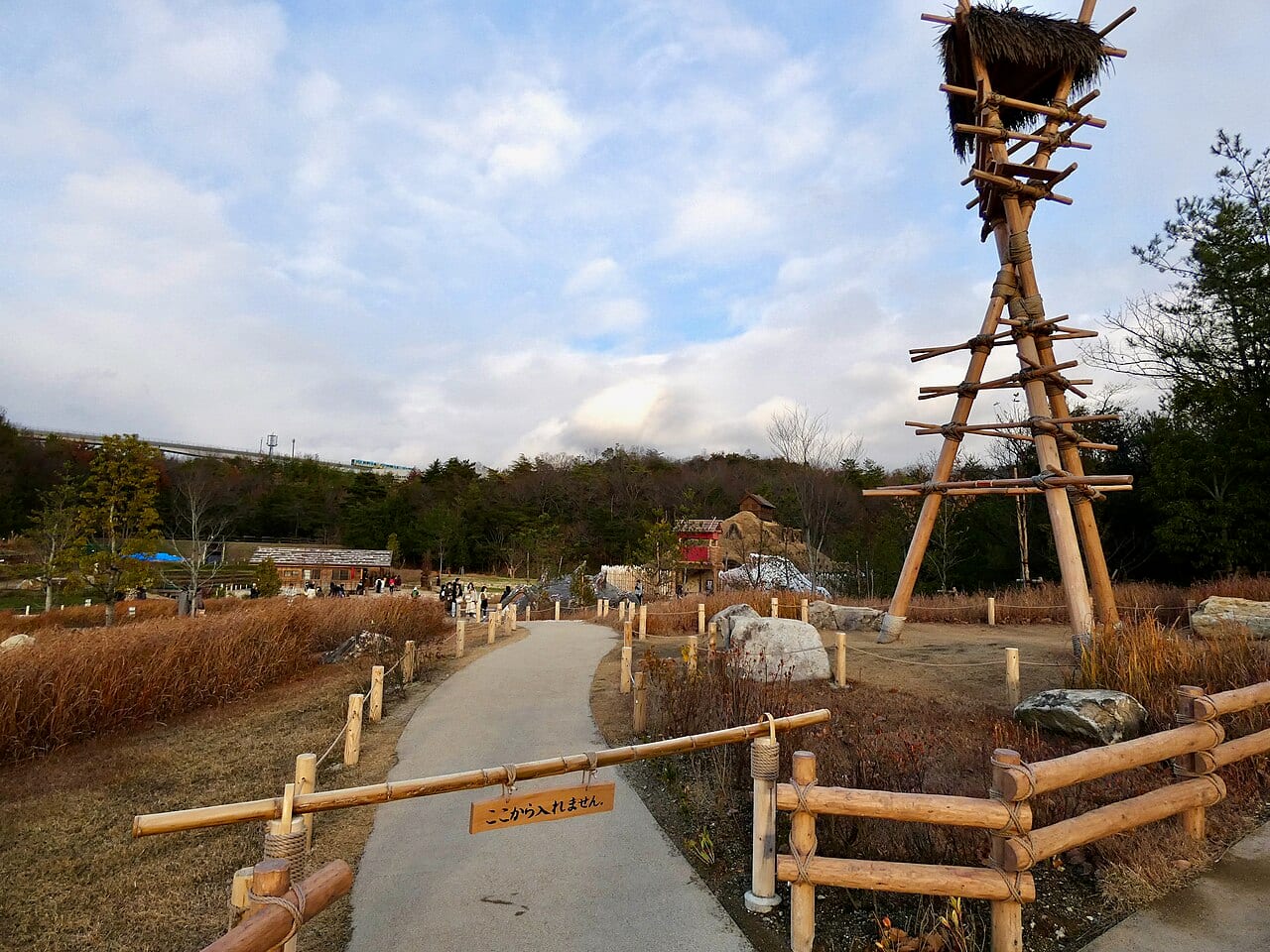 목조 건물과 산책로가 이어지는 지브리 파크의 모노노케 마을