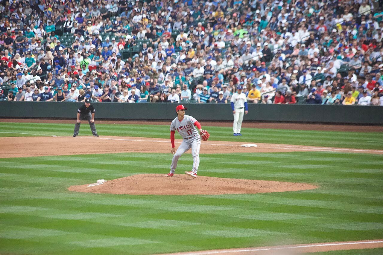 Shohei Ohtani ném bóng trong đồng phục Angels