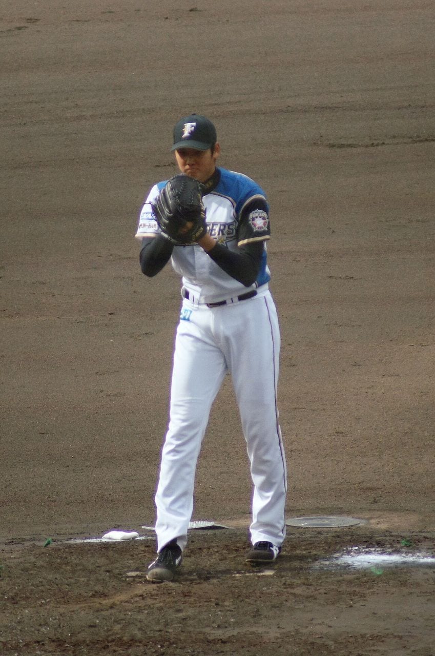 Shohei Ohtani ném bóng trong đồng phục Nippon-Ham