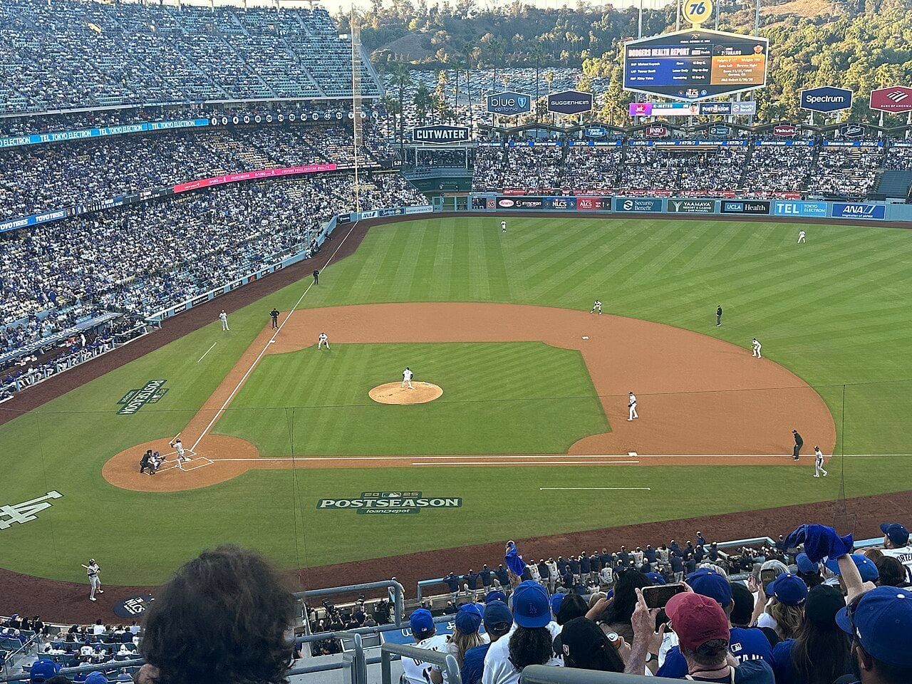Sân Dodger Stadium nhìn xuống từ khán đài tầng trên. Cầu thủ ném đứng trên gò, cầu thủ đánh đứng ở vị trí đánh