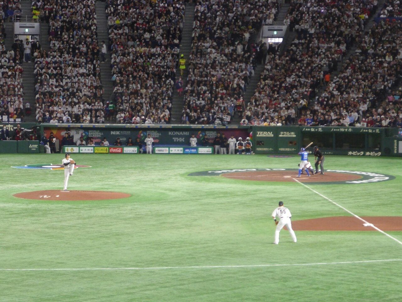 Shohei Ohtani ném từ gò ném ở Tokyo Dome và Munetaka Murakami đứng ở vị trí base thứ ba